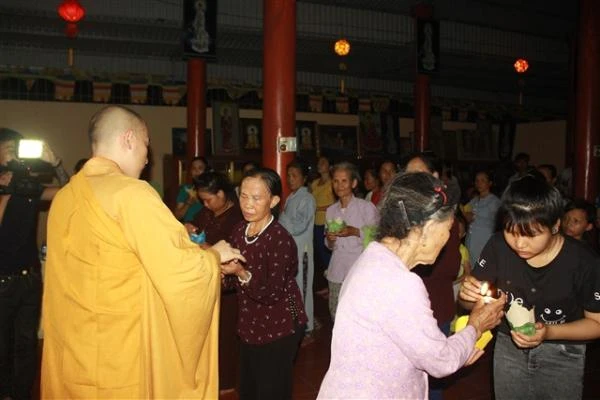 Chùa Thiên Phúc thắp nến mùa báo ơn cha mẹ ảnh 1 chua-thien-phuc-to-chuc-dem-hoa-dang-tri-an-cha-me-mua-vu-lan-2017-10_jpg_1503446590.jpg