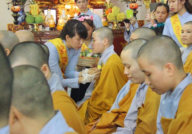 TP.HCM: Lễ dâng pháp y tại chùa Phước Hòa (Q.3) ảnh 2 5ph.jpg