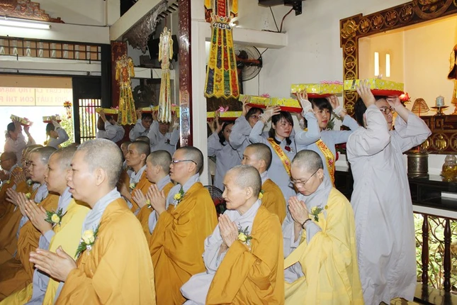 TP.HCM: Lễ dâng pháp y tại chùa Phước Hòa (Q.3) ảnh 3 6ph.jpg
