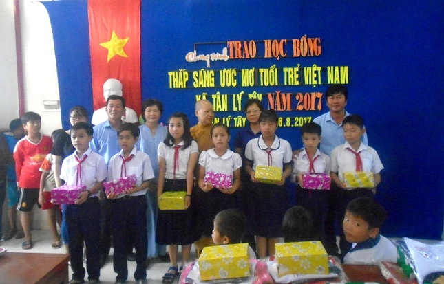 Trao 50 suất quà cho học sinh nghèo ảnh 1 DSC06303.JPG