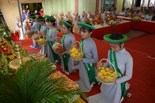 Cà Mau: Lễ tạ pháp và Đại lễ Vu lan, dâng pháp y ảnh 2 13. Nghi th_c c_i Hoa H_ng.JPG