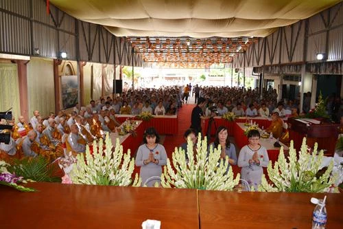 Cà Mau: Lễ tạ pháp và Đại lễ Vu lan, dâng pháp y ảnh 3 17. __i di_n Ph_t t_ t_c b_ch d_ng c_ng Ph_p Y Casa.JPG