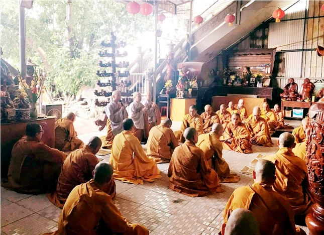 Chư Ni đến thỉnhgiáo giới.jpg
