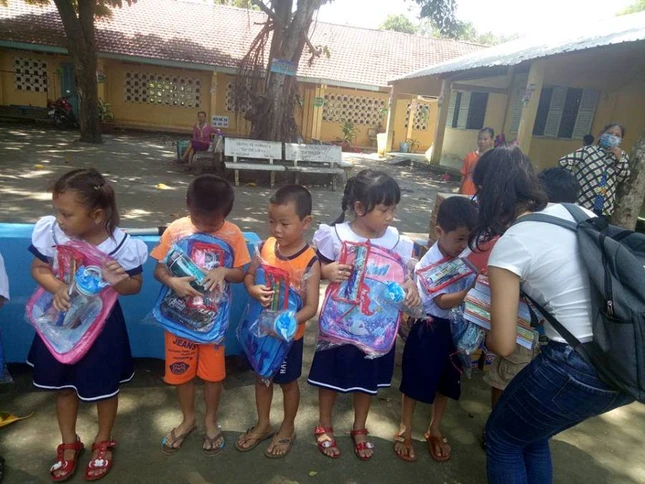 Trao qua cho Hs ngheo xa Phu  Hiep.jpg