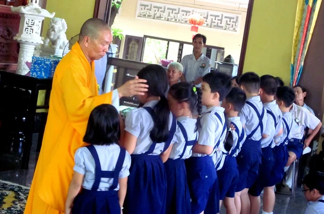 THẦY TRỤ TRÌ THÍCH CHƠN THÀNH - PHÁT THƯỞNG.JPG