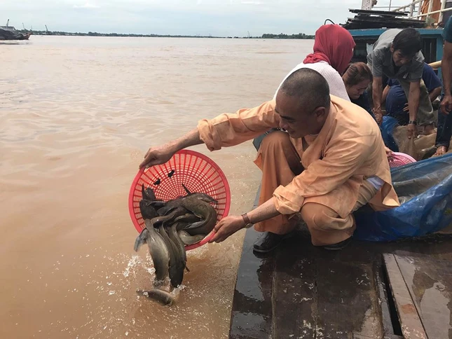 Thuong toa Thich Thien Quy phong  sanh ca tren song Tien thuoc TDT.jpg