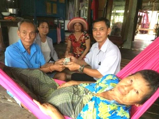Trao tien giup do cho ba Xa tri  benh.jpg