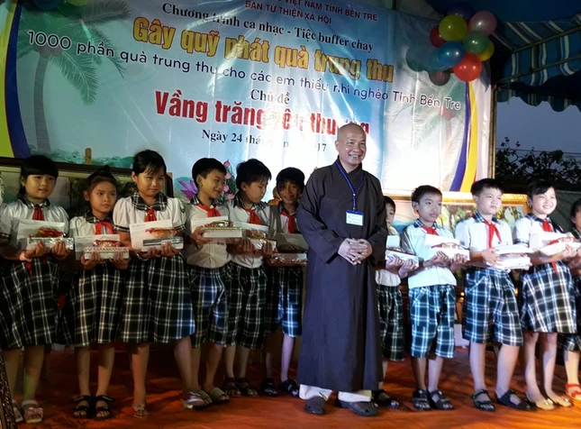 3- Trao học bổng trong chương trình.jpg