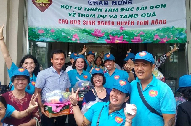 Doan tu thien Tam Duc SG tang qua  tai huyen TN.jpg