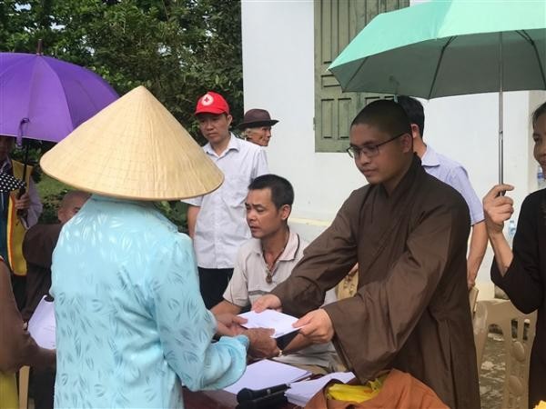 trao-qua-cuu-tro-con-bao-so-10-tai-xa-thach-vinh-thach-thanh-8_jpg_1507699960.jpg