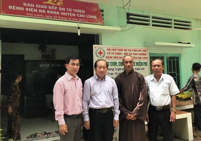 Ong Doan Tan Buu va TT Thich Thien  Quy chup anh luu niem truoc Bep an tinh thuong.jpg