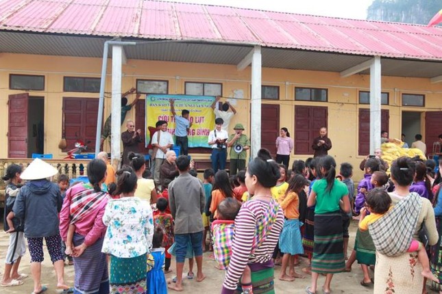 Chùa Nguyên Ngộ tặng quà đến hộ khó khăn ảnh 1 h1.jpg