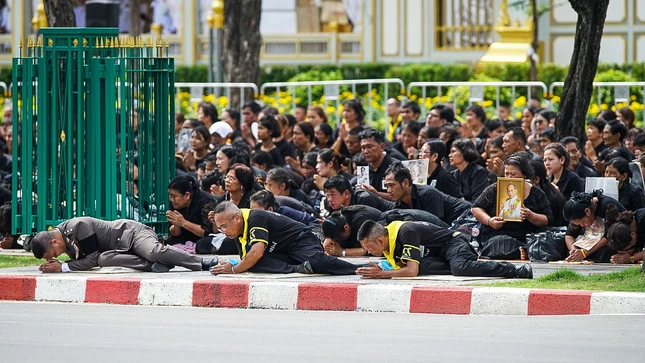 Trang nghiêm lễ hỏa táng nhà vua Thái Lan ảnh 4 hoa-tang-vua-thai-lan29-1509012497803.jpg