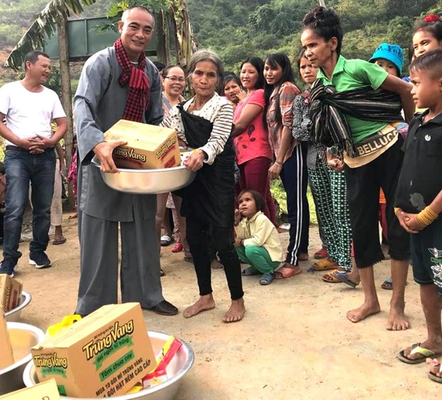 TT Thich Thien Quy trao qua cuu tro     cho dong bao lu lut tinh QN.jpg