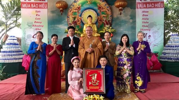 Hai bạn trẻ tổ chức lễ cưới tại chùa Hòa Long ảnh 1 a hangthuan 1.jpg