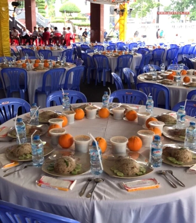 Ban Trai soạn phục vụ 2.100 Tăng Ni, 6.000 Phật tử ảnh 15 dss.JPG