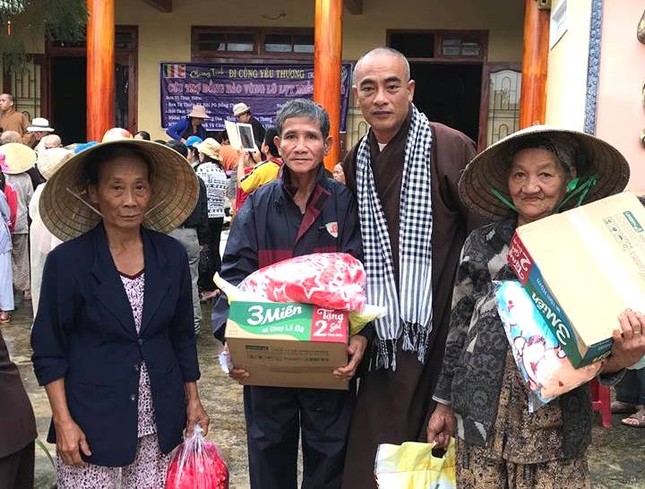 TT Thich Thien Quy trao qua cuu tro cho dong bao huyen Nong Son-tinh QN.jpg