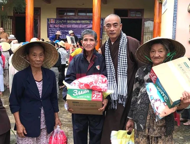 TT Thich Thien Quy trao qua cuu tro  cho dong bao huyen Nong Son-tinh QN.jpg