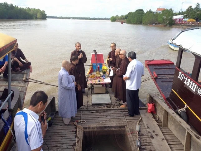 1- nghi thức trước khi phóng sanh.jpg