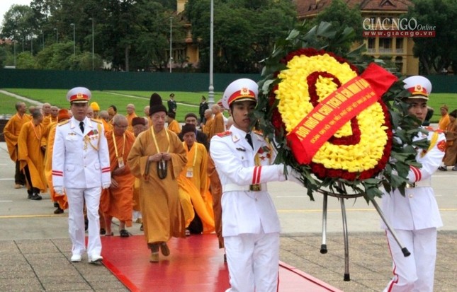 Viếng lăng Chủ tịch Hồ Chí Minh ảnh 8 8.jpg