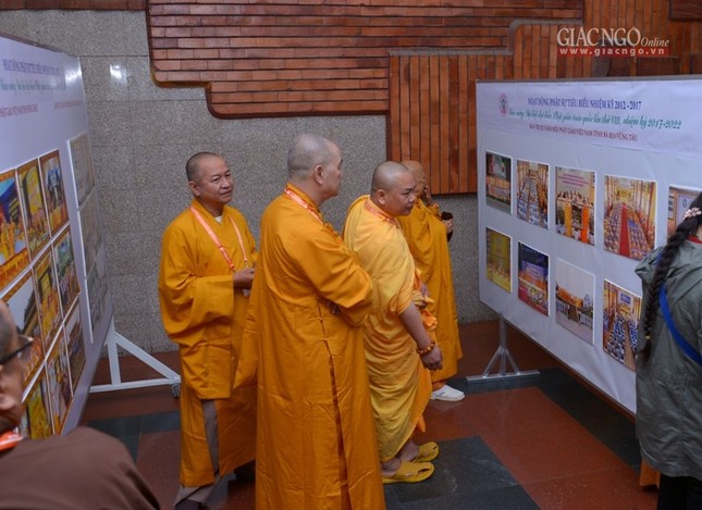 Khai mạc triển lãm hình ảnh Phật sự tại Đại hội VIII ảnh 10 trlam bs.jpg