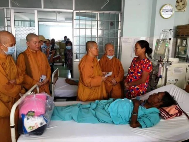Các đơn vị Phật giáo bàn giao cầu, cứu trợ, khám bệnh ảnh 4 Tịnh xá tặng quà.jpg