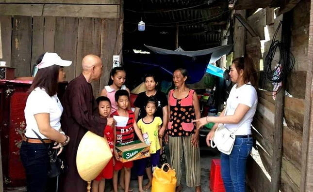 TT Thích Quảng Tâm thăm gia đình nghèo xã Diên Xuân.jpg