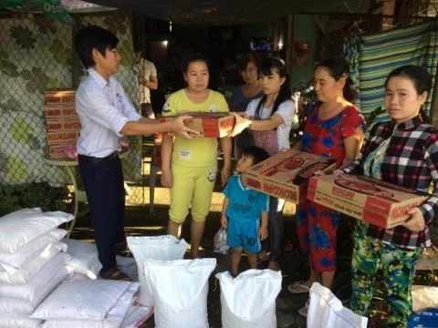 Hs lop 8 trao qua cho nguoi ngheo  tu tien ong heo.jpg