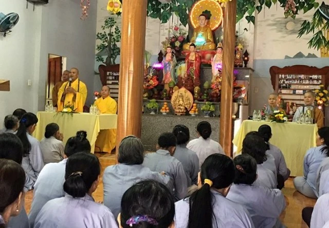 Phật tử H.Phú Ninh tu Bát quan trai theo cụm ảnh 1 2.jpg