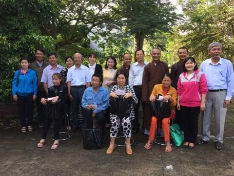 Trao qua cho nguoi khuyet tat tai  HTN.jpg