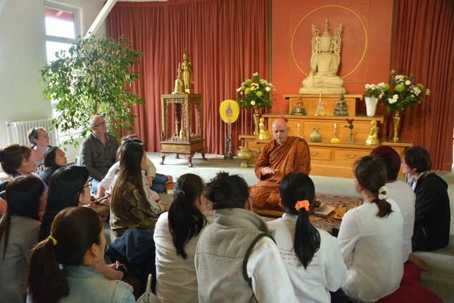 Ajahn-Jayasaro-with-laity-by-Somkid-30-05-14-46-1024x682.jpg