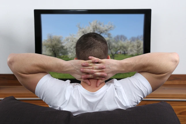7 thói quen xấu có hại cho sức khỏe ảnh 1 xem tivi.jpg