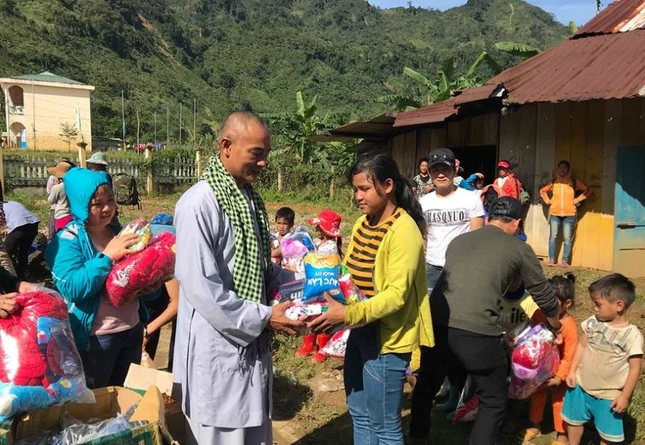 TT Quy trao tang qua.jpg