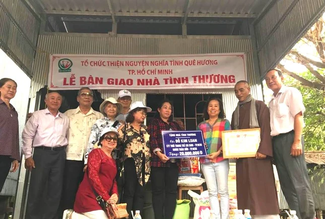 Doan trao tang nha va qua.jpg