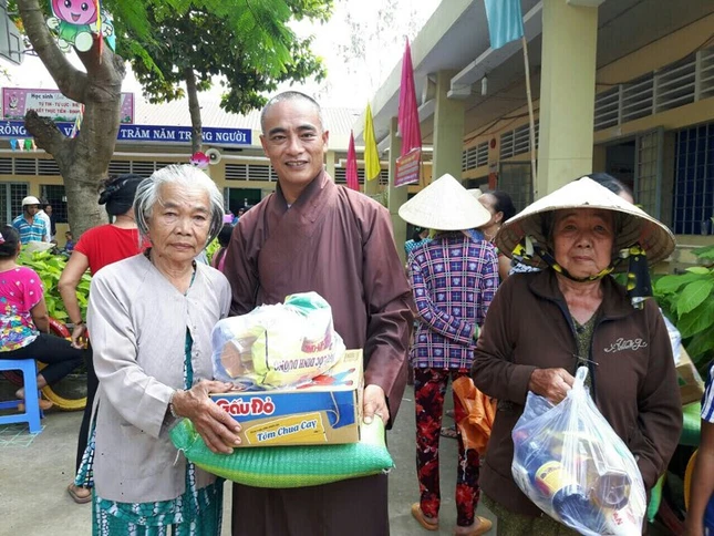 TT Quy trao tang qua cho ho ngheo  xa Tan Hoi.jpg