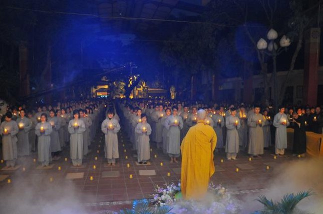 Đêm hoa đăng kỷ niệm Phật thành đạo ở Hà Nội ảnh 15 a chuabang 11.jpg