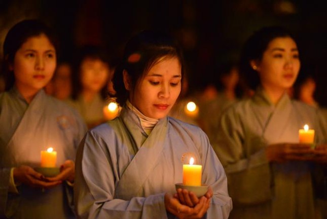 Đêm hoa đăng kỷ niệm Phật thành đạo ở Hà Nội ảnh 14 a chuabang 12.jpg