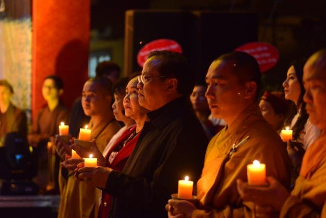 Đêm hoa đăng kỷ niệm Phật thành đạo ở Hà Nội ảnh 11 a chuabang 13.jpg