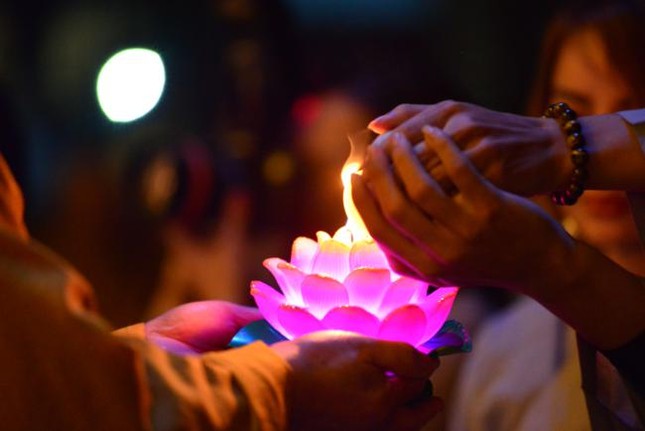 Đêm hoa đăng kỷ niệm Phật thành đạo ở Hà Nội ảnh 10 a chuabang 15.jpg