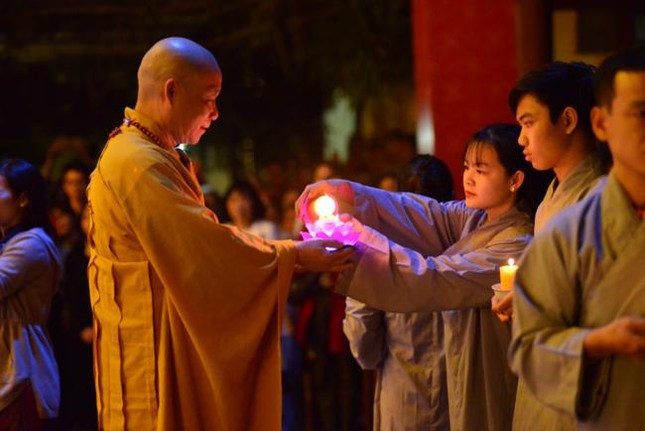 Đêm hoa đăng kỷ niệm Phật thành đạo ở Hà Nội ảnh 9 a chuabang 16.jpg
