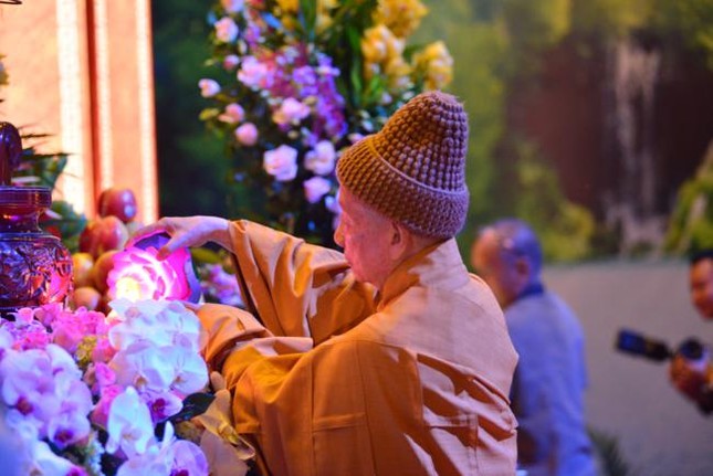 Đêm hoa đăng kỷ niệm Phật thành đạo ở Hà Nội ảnh 6 a chuabang 18.jpg