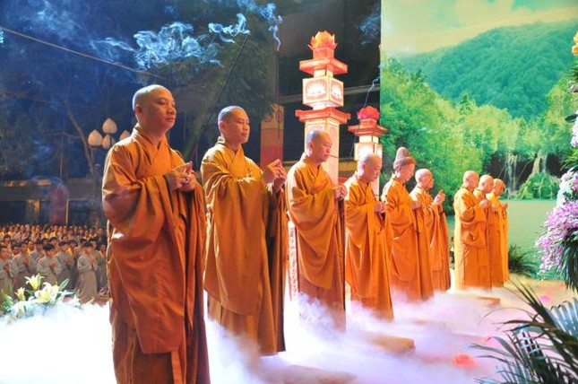 Đêm hoa đăng kỷ niệm Phật thành đạo ở Hà Nội ảnh 4 a chuabang 21.jpg