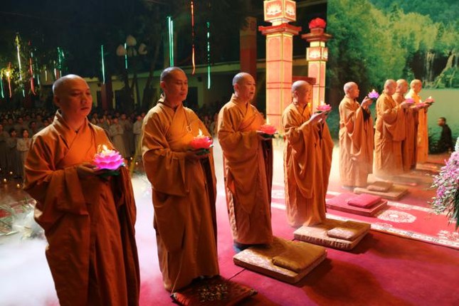 Đêm hoa đăng kỷ niệm Phật thành đạo ở Hà Nội ảnh 12 a chuabang 3.jpg
