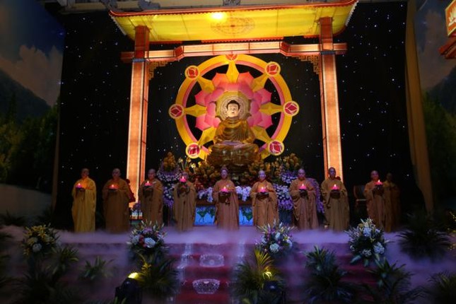 Đêm hoa đăng kỷ niệm Phật thành đạo ở Hà Nội ảnh 19 a chuabang 7.jpg