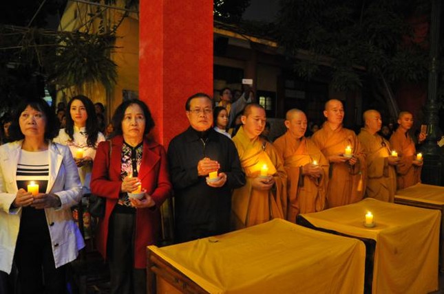 Đêm hoa đăng kỷ niệm Phật thành đạo ở Hà Nội ảnh 21 a chuabang 8.jpg