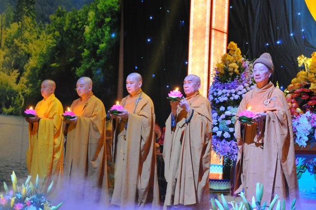 Đêm hoa đăng kỷ niệm Phật thành đạo ở Hà Nội ảnh 20 a chuabang 9.jpg