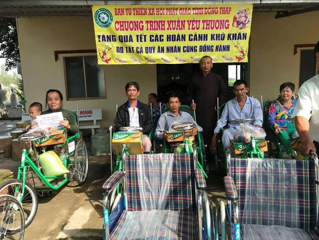 Trao tang xe lan xe lac va qua cho  ho ngheo khuyet tat vui don Tet co truyen.jpg