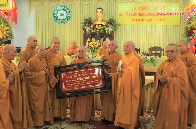 Ban Viện T.Ư chúc mừng chư tôn đức lãnh đạo Giáo hội ảnh 3 H4.jpg