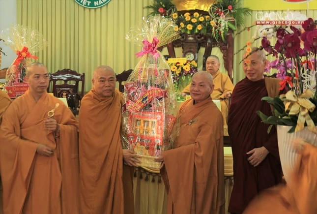 Ban Viện T.Ư chúc mừng chư tôn đức lãnh đạo Giáo hội ảnh 5 H6.jpg