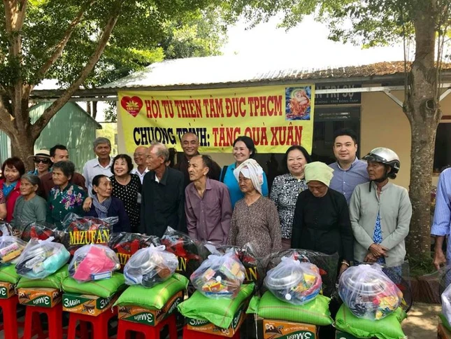 Trao tang qua Tet tai HTN.jpg